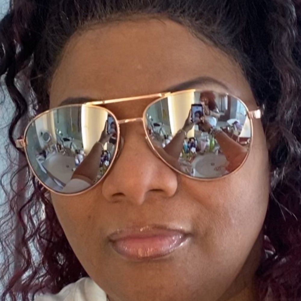 Meet your Posher, Adrina